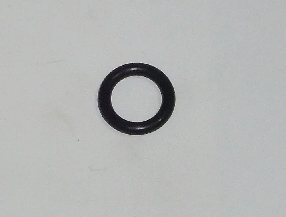 Schwarzer O-Ring auf weißem Hintergrund, typischer Bestandteil von Daikin-Produkten zur Abdichtung bei Wasserdruck-Sensoren.